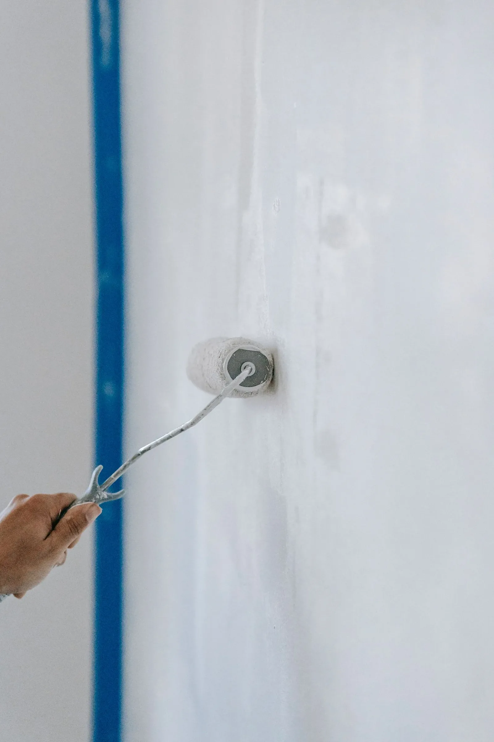 Detalle de un retoque puntual de pintura en un muro delimitado