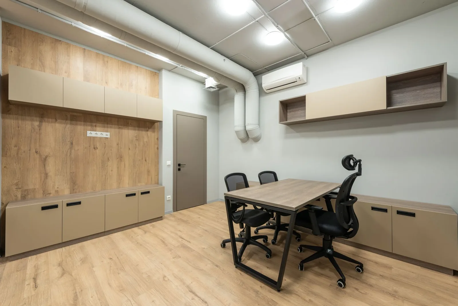 Sala de trabajo moderna, limpia, ordenada y lista para ser utilizada